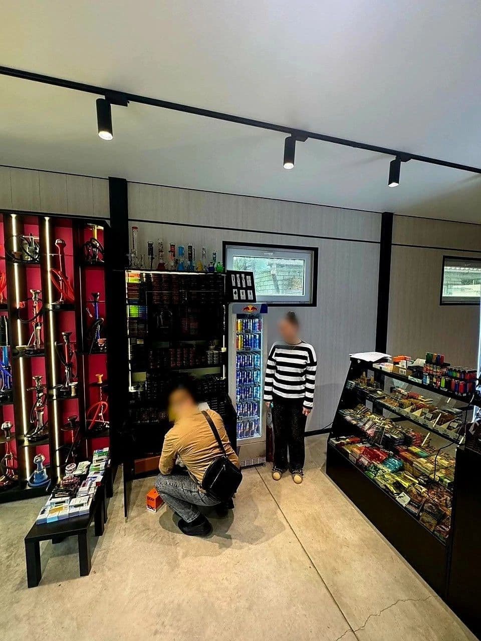 В АЛУШТЕ ПОЛИЦИЯ❗️НАКРЫЛА ДВА МАГАЗИНА С ПРОДУКЦИЕЙ БЕЗ МАРКИРОВКИ