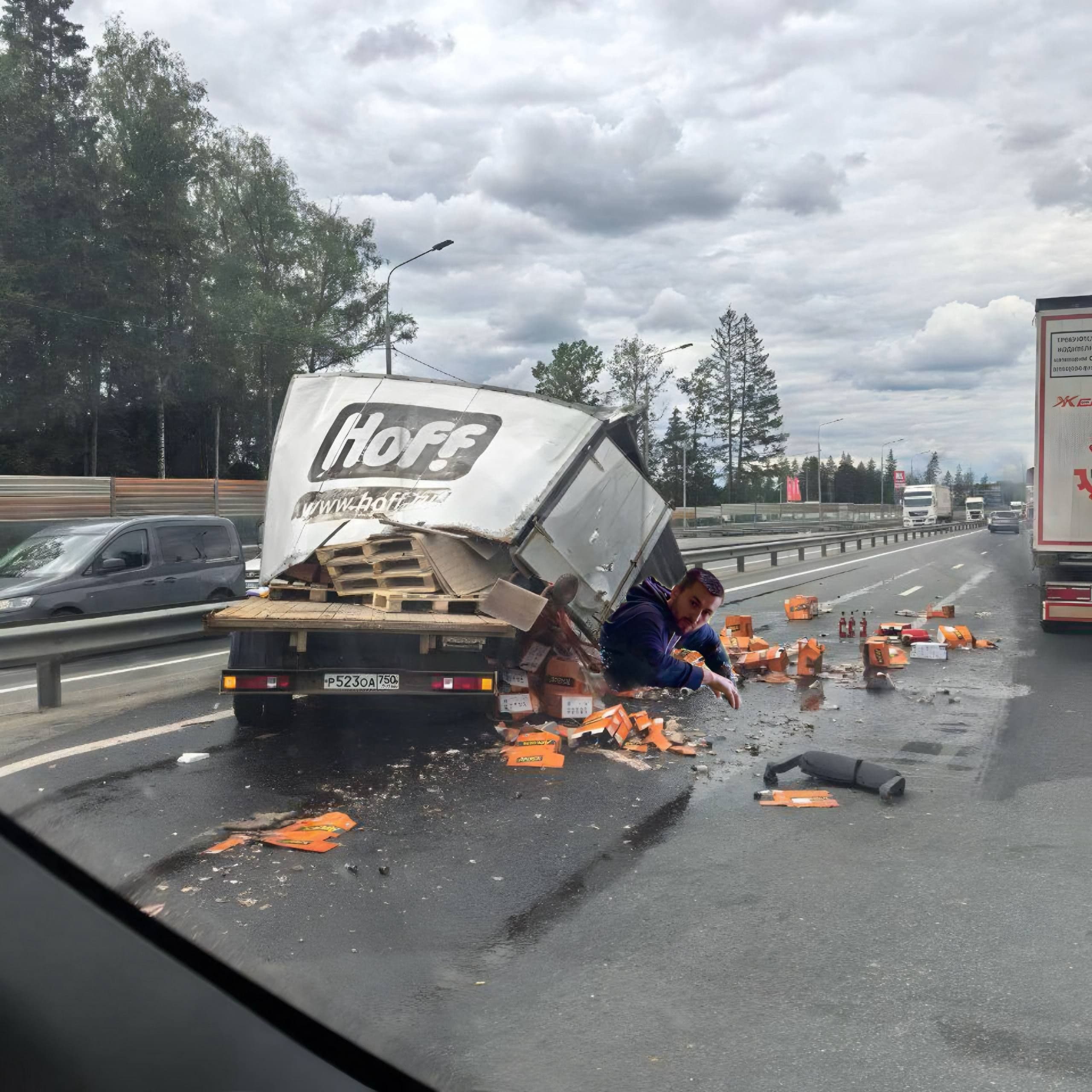 На ЦКАДе перевернулся фургон с алкоголем