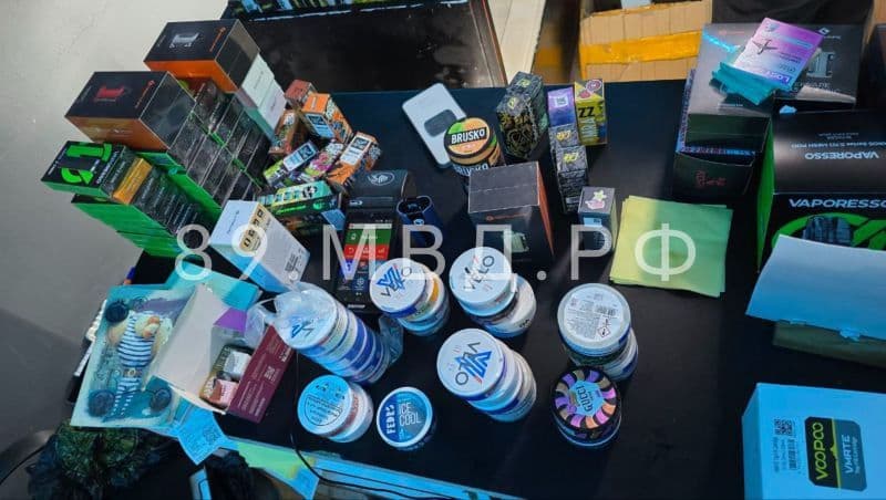 В САЛЕХАРДЕ ПОЛИЦЕЙСКИЕ❗️ИЗЪЯЛИ ИЗ ОДНОГО ИЗ ТАБАЧНЫХ МАГАЗИНОВ ПРОДУКЦИИ БЕЗ МАРКИРОВКИ НА