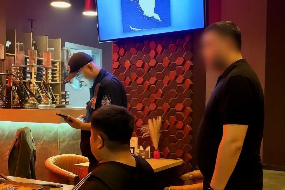 В АСТАНЕ🇰🇿 ПОЛИЦИЯ ВНОВЬ ПРОШВЫРНУЛАСЬ ПО ЗАВЕДЕНИЯМ В ПОИСКЕ КАЛЬЯНОВ