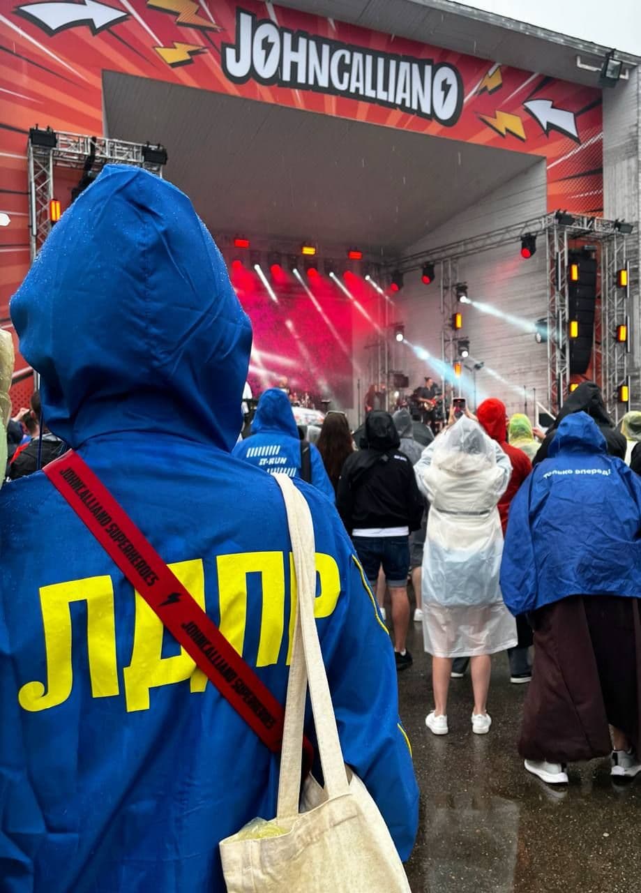 Не знаю почему, но меня очень повеселило такое пересечение мультивсленных на фестивале!